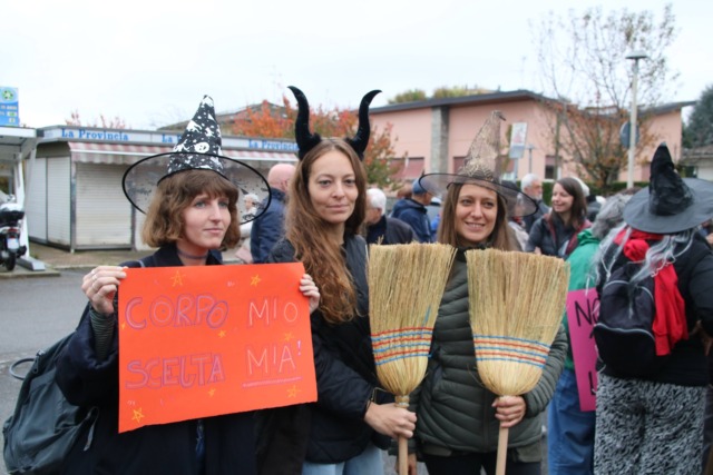 Presidio contro gli antiabortisti fuori dall’ospedale di Cantù