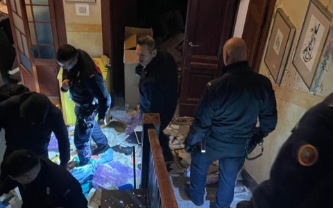 Dopo lo sgombero della casa occupata, decreto di espulsione