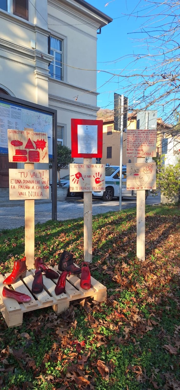Installazione in Municipio e al parchetto di Carcano: la realizzano il Comune e i bambini del doposcuola