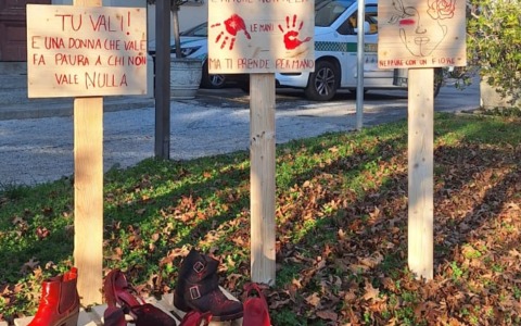 Installazione in Municipio e al parchetto di Carcano: la realizzano il Comune e i bambini del doposcuola