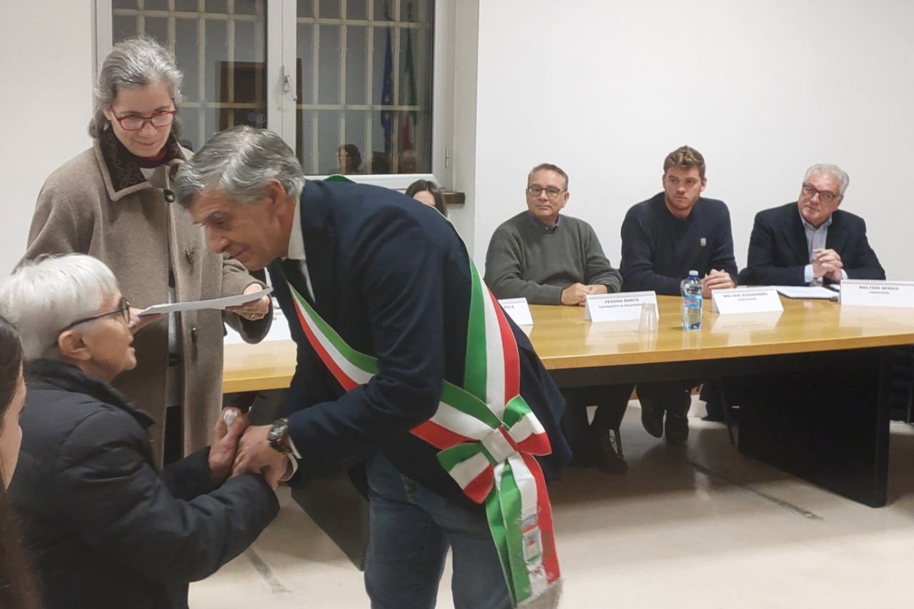 Il Consiglio comunale ricorda Invernizzi: consegnata una pergamena alla famiglia