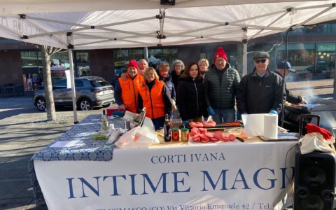 Il mercatino del Vespa Club, gli stand delle associazioni e della Casa anziani, la pista per pattinare sul ghiaccio: colori e sapori in piazza