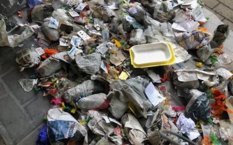 Ispettori dei rifiuti e distribuzione automatica dei sacchi per la raccolta differenziata