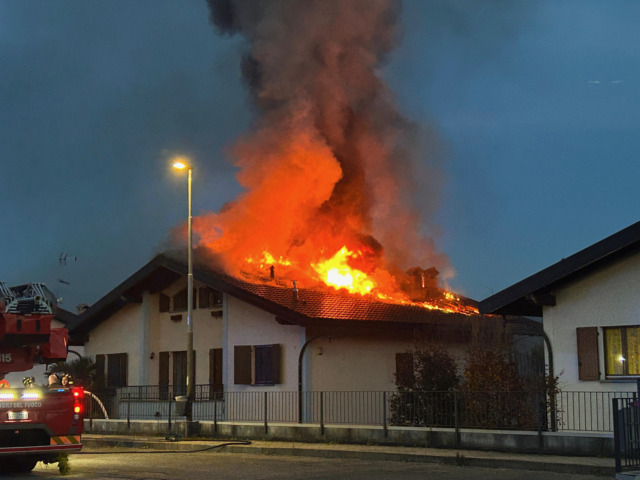 Incendio a Ronago, tetto divorato dalle fiamme e tre famiglie sfollate