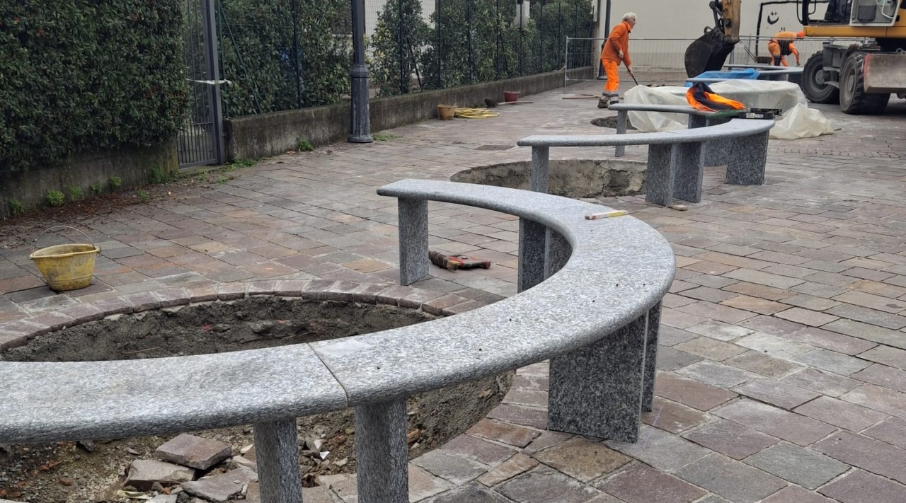 Alberi e nuove panchine antipallonate: piazza Sant’Ambrogio “bandisce” il calcio