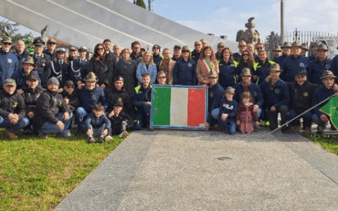 Donano al Comune il tricolore trovato nel fango dopo l’alluvione 