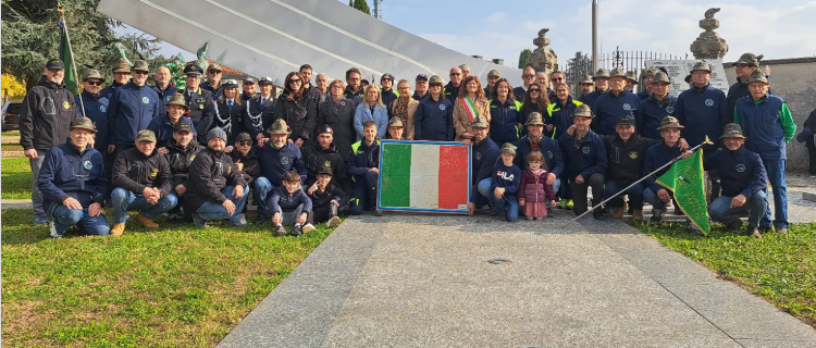 Donano al Comune il tricolore trovato nel fango dopo l’alluvione 