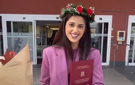 Due lauree in due anni, ma riceve offese