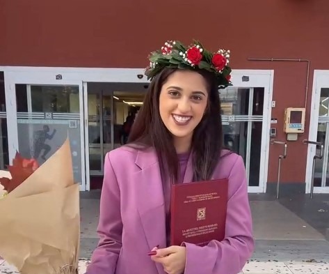 Due lauree in due anni, ma riceve offese