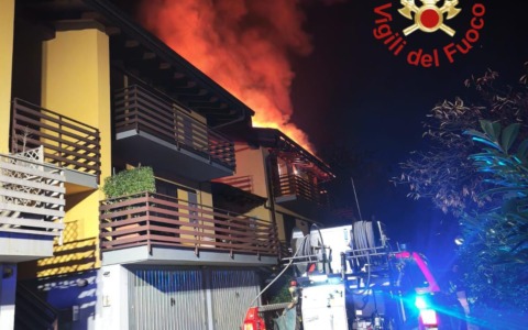 Brucia il tetto, residenti evacuati