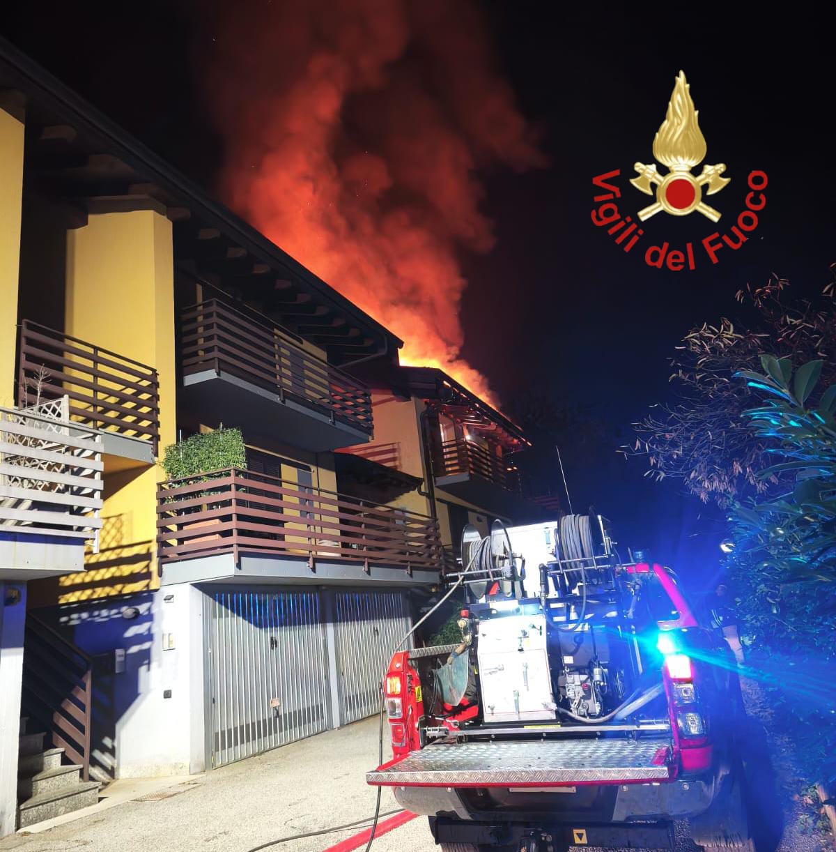 Brucia il tetto, residenti evacuati