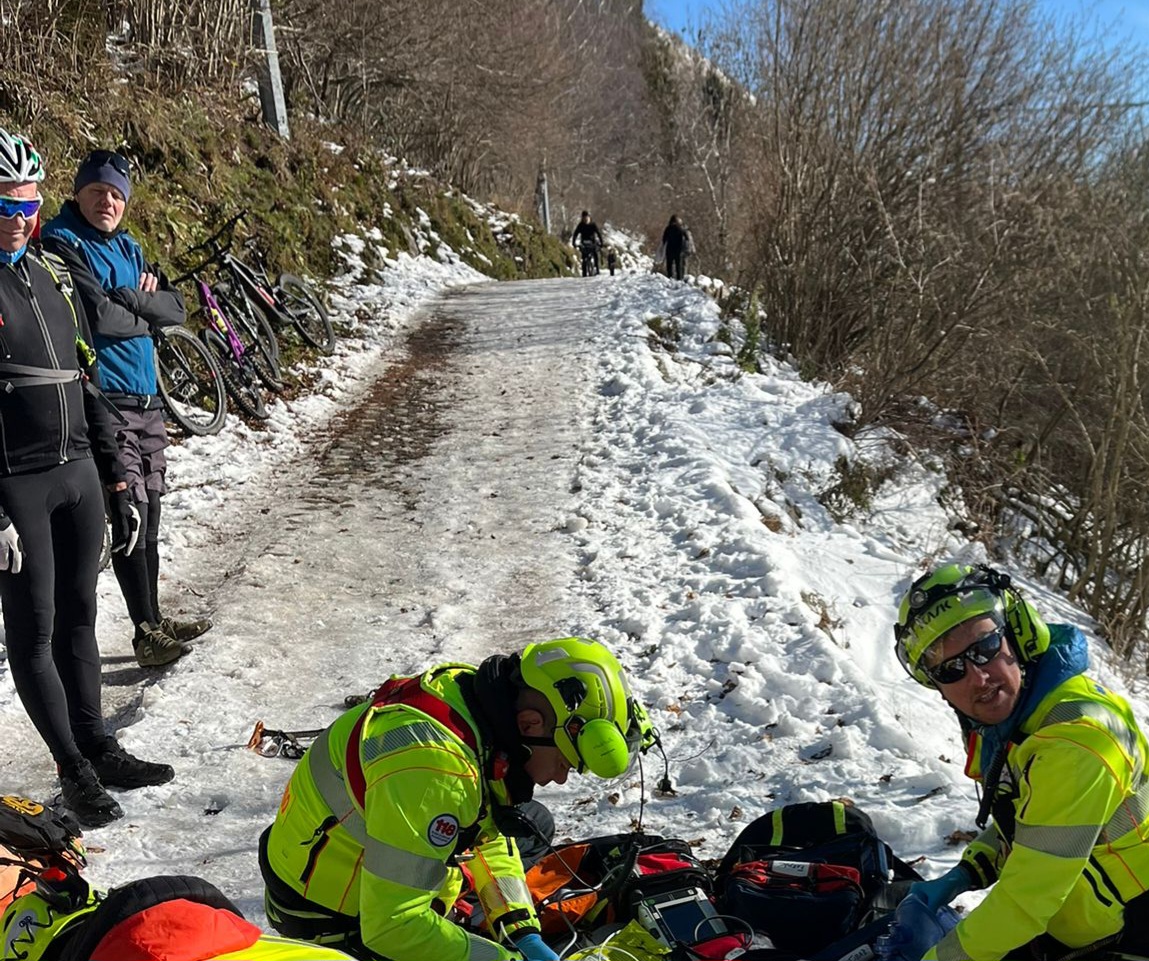 Malore improvviso in montagna: 54enne salvato col massaggio cardiaco