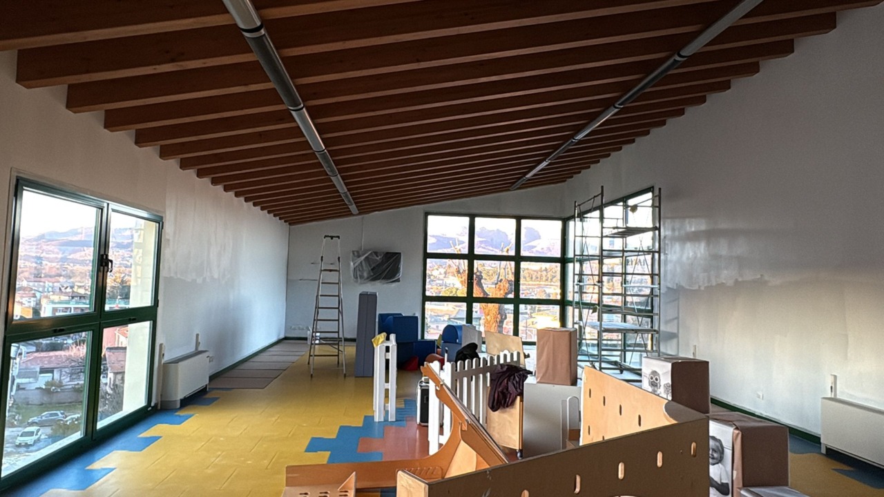 Un gesto di comunità per il Vidario: volontari al lavoro per ritinteggiare il salone della scuola