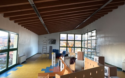 Un gesto di comunità per il Vidario: volontari al lavoro per ritinteggiare il salone della scuola