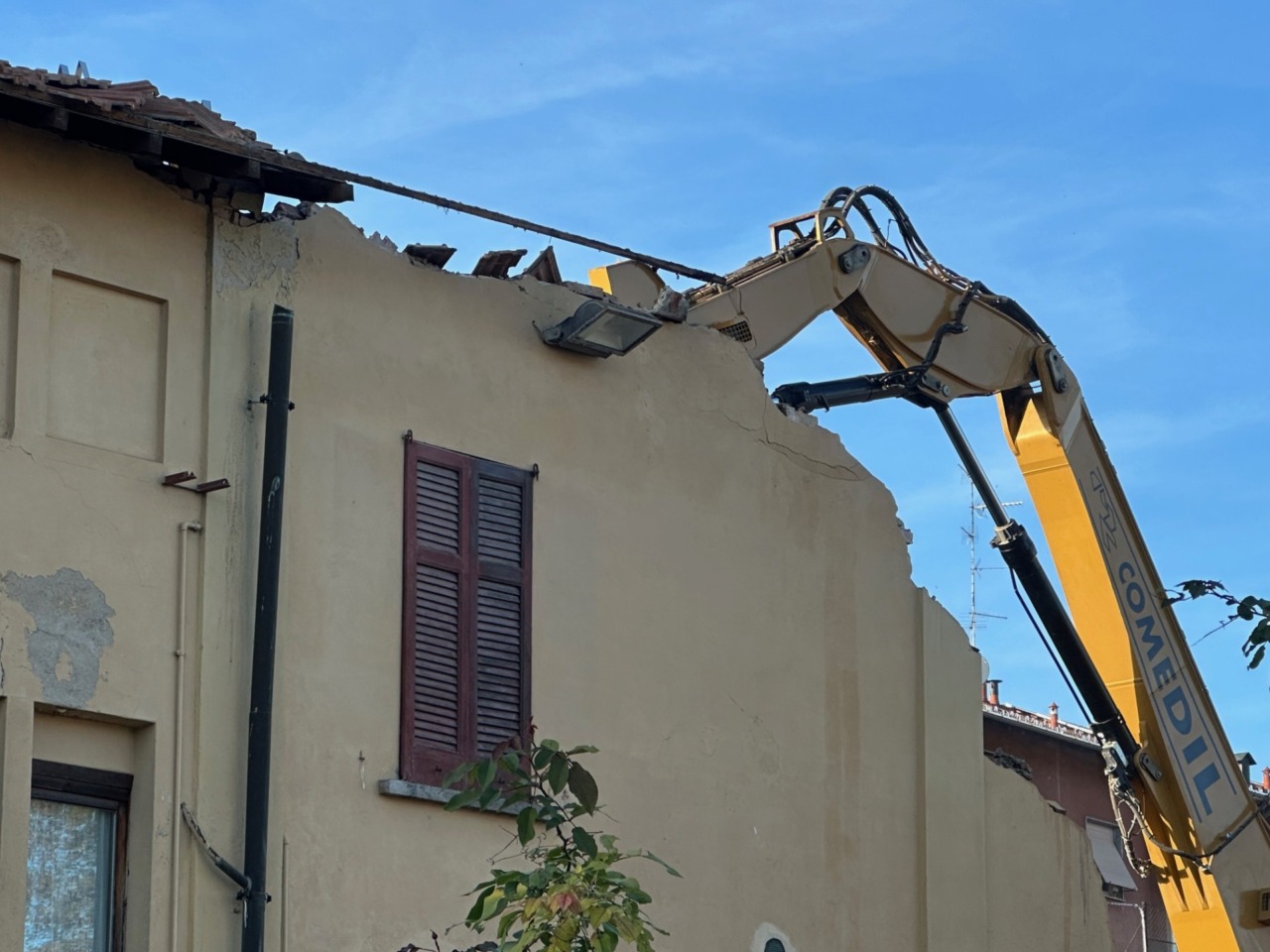 Iniziata la demolizione del vecchio oratorio