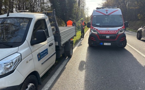 Ferma le auto per i lavori in corso, operaio aggredito da automobilista