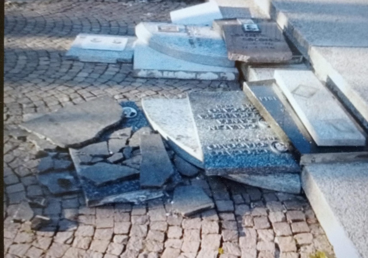 Distruggono le lapidi al cimitero per rubare il rame