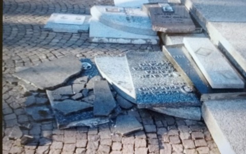 Distruggono le lapidi al cimitero per rubare il rame