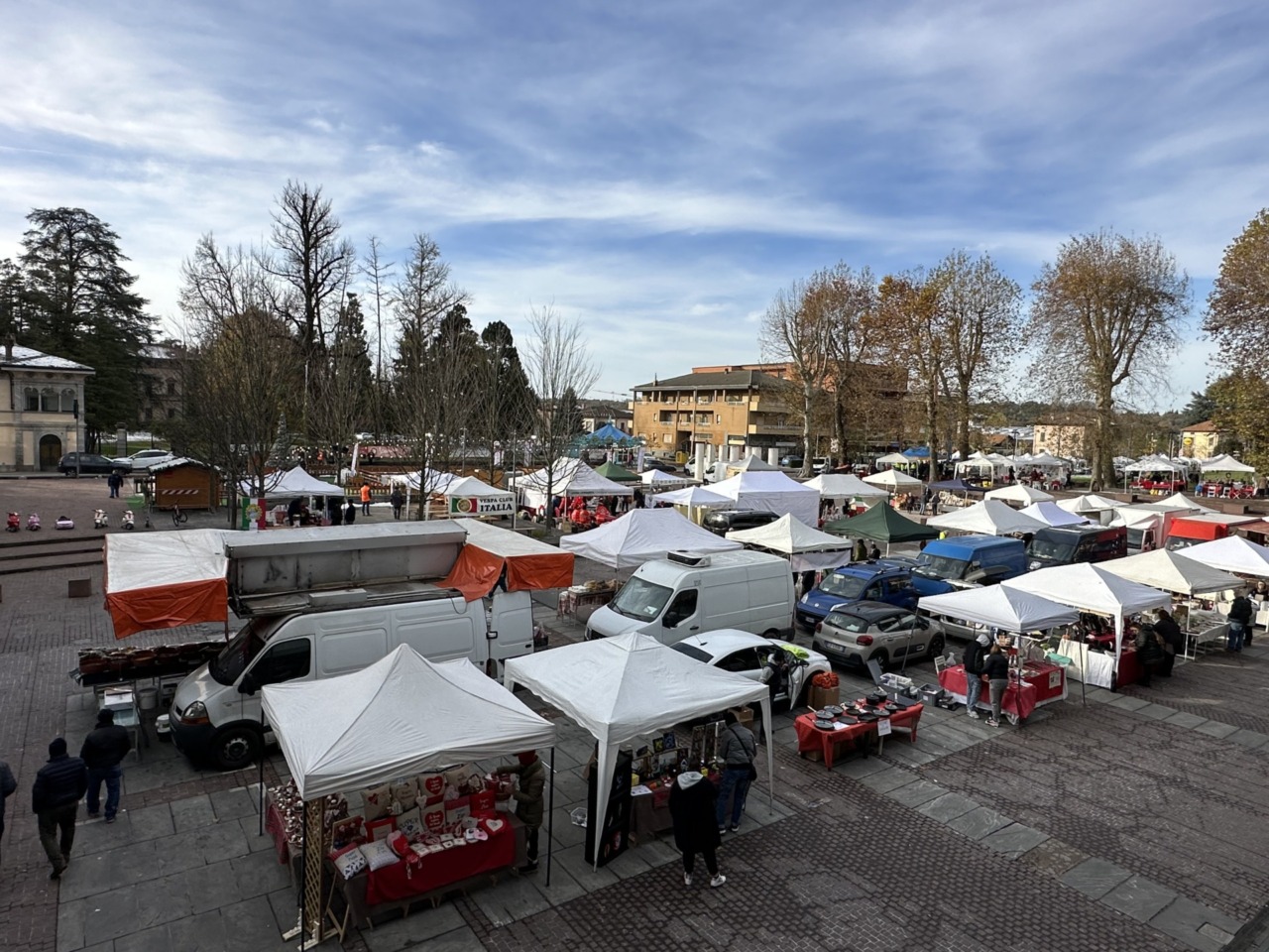 “Natale con noi”: il Vespa Club riempie la piazza