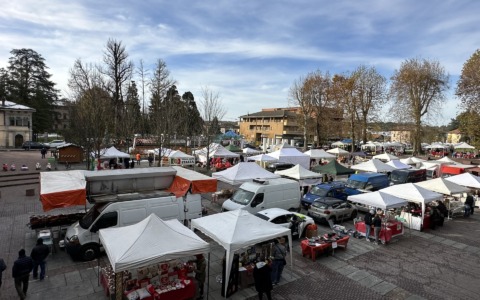 “Natale con noi”: il Vespa Club riempie la piazza