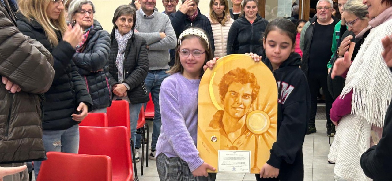 La parrocchia di Maccio ha accolto la reliquia di Carlo Acutis