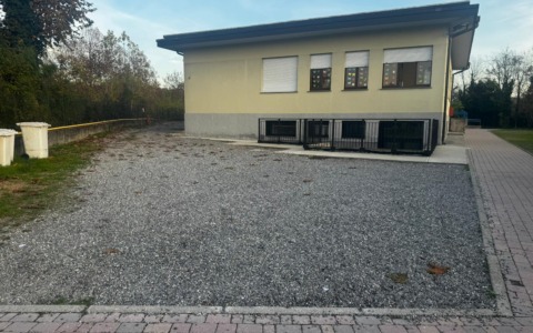 Raid alla primaria: ladri via con i notebook