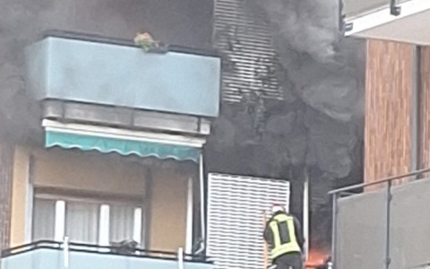 Appartamento in fiamme a Como, evacuate cinque persone