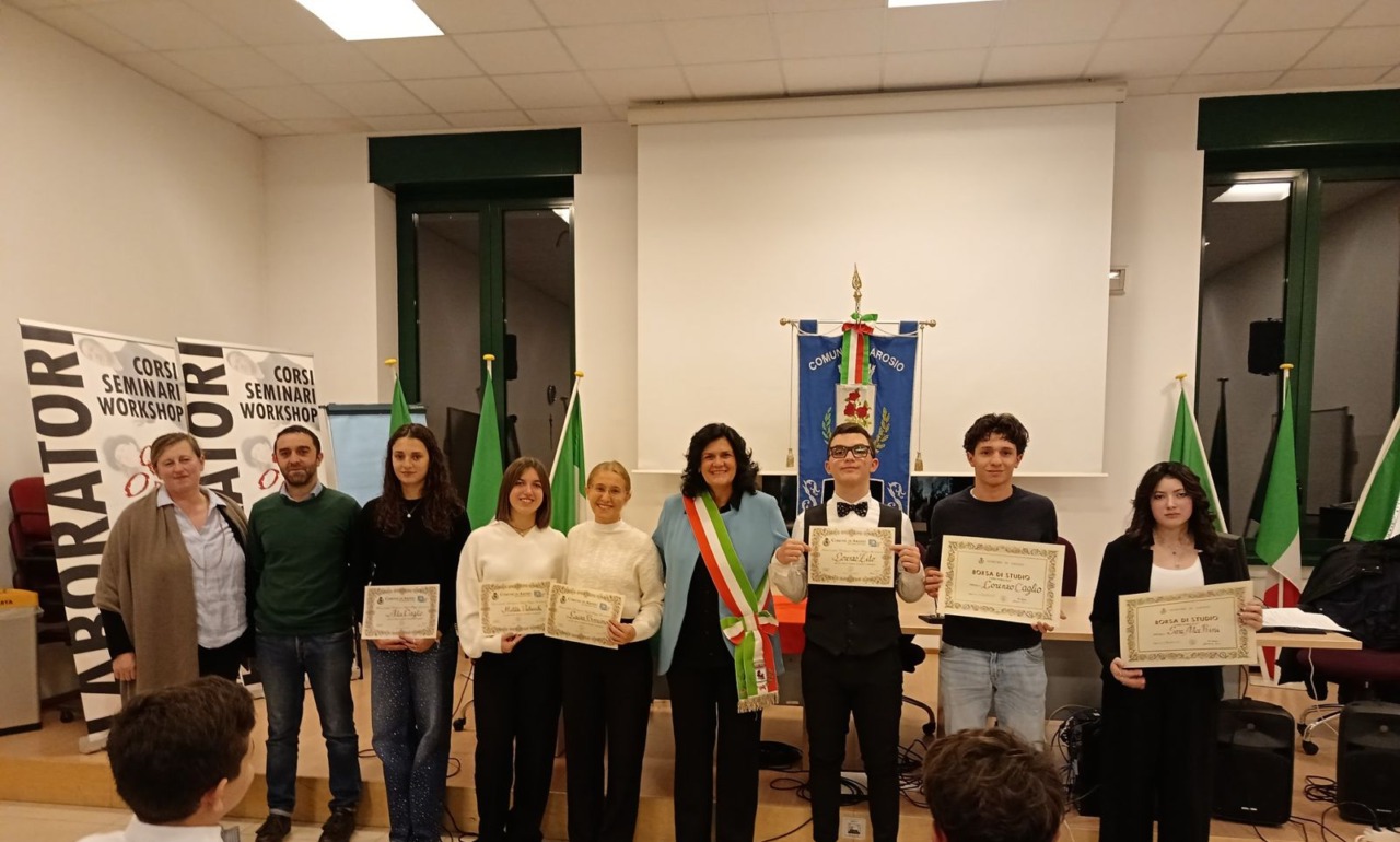 Riceve la borsa di studio accompagnato dalle note del fratello