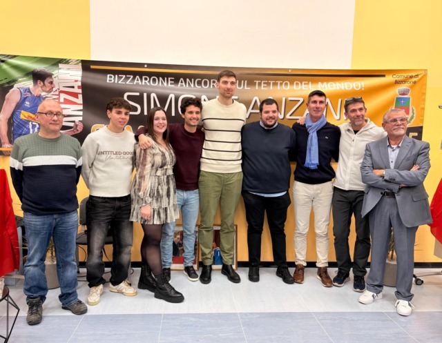 Simone Anzani è tornato a casa: grande festa a Bizzarone