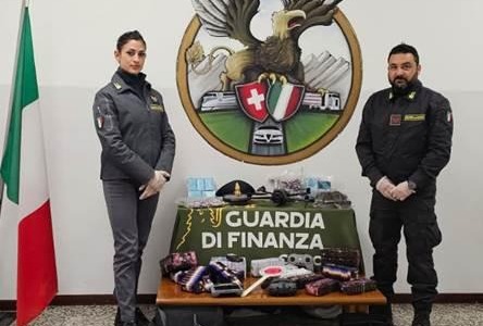 Fermato per guida pericolosa, in auto ha 28 chilogrammi di hashish