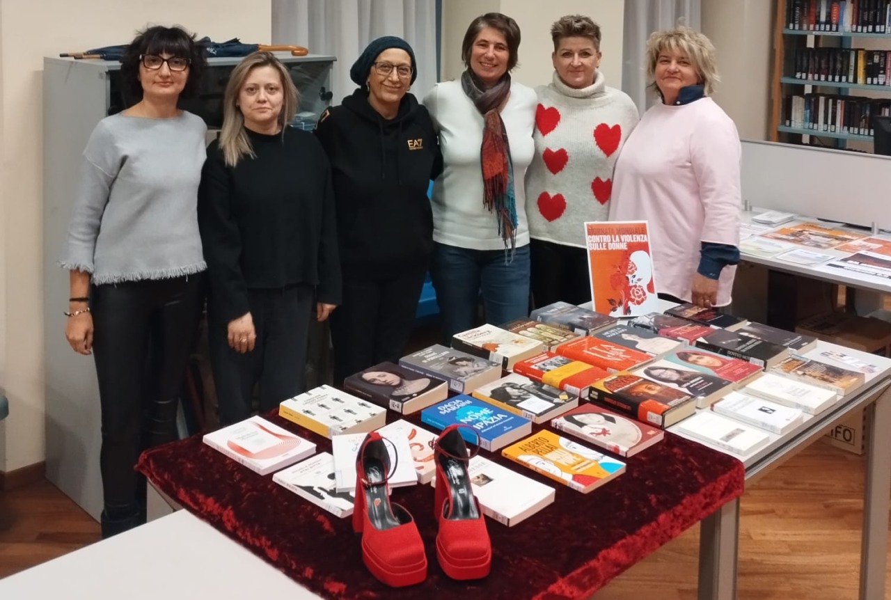 Nasce un “Angolo Rosso” in biblioteca per sensibilizzare sulla violenza di genere