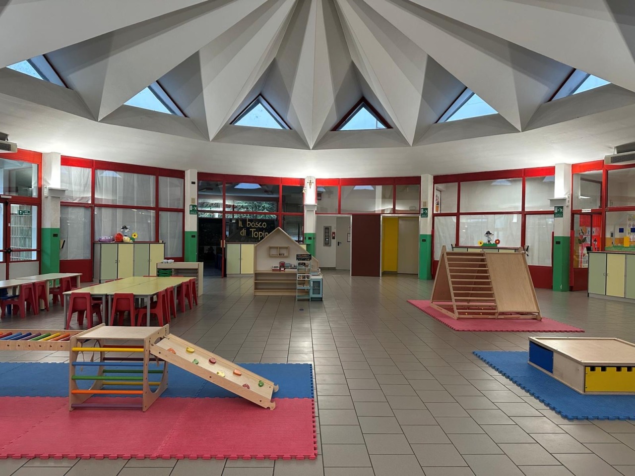 Un nuovo salone per la scuola materna:  il dono di una mamma ai piccoli alunni