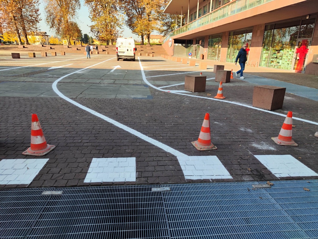 Piazza Italia riaperta con la nuova segnaletica per la sosta delle auto