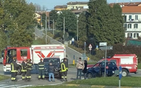Incidente tra due auto alla rotatoria del Gerbo