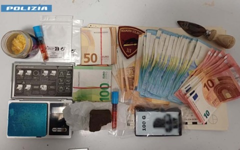 Arrestato 20enne per detenzione ai fini di spaccio: aveva coca, hashish e la nuova droga “wax”