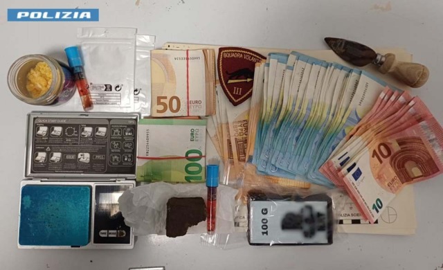 Arrestato 20enne per detenzione ai fini di spaccio: aveva coca, hashish e la nuova droga “wax”