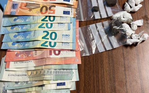 Clandestino e con droga nella tasca: cerca di fuggire dall’auto della Polizia locale