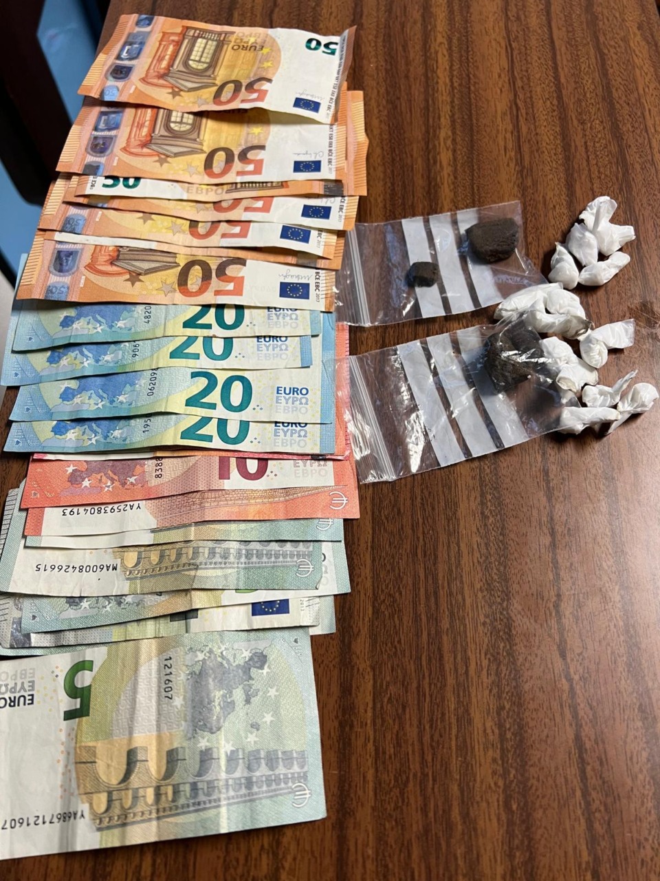 Clandestino e con droga nella tasca: cerca di fuggire dall’auto della Polizia locale