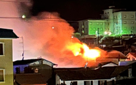 In corso devastante incendio in via Monte Grappa, evacuate intere famiglie