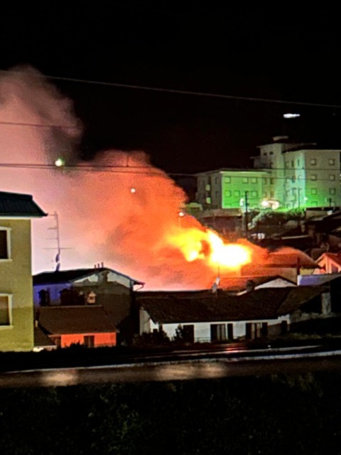 In corso devastante incendio in via Monte Grappa, evacuate intere famiglie