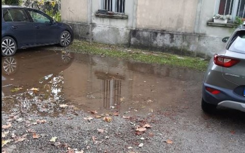 Parcheggio danneggiato e pericoloso, il Comune segnala a Rfi