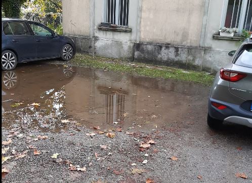 Parcheggio danneggiato e pericoloso, il Comune segnala a Rfi