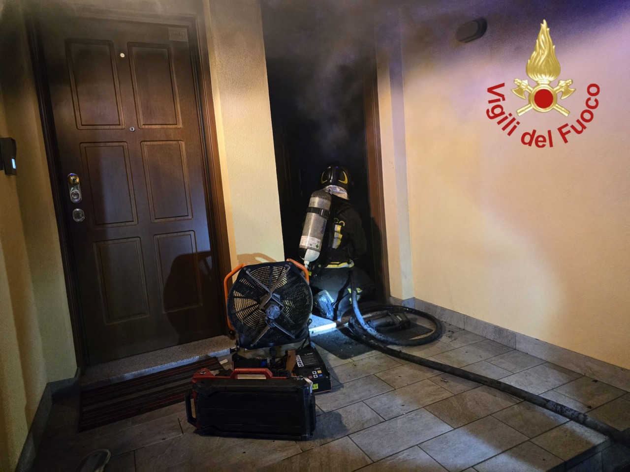 Incendio in una villetta: evacuata una famiglia