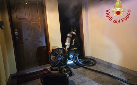 Incendio in una villetta: evacuata una famiglia