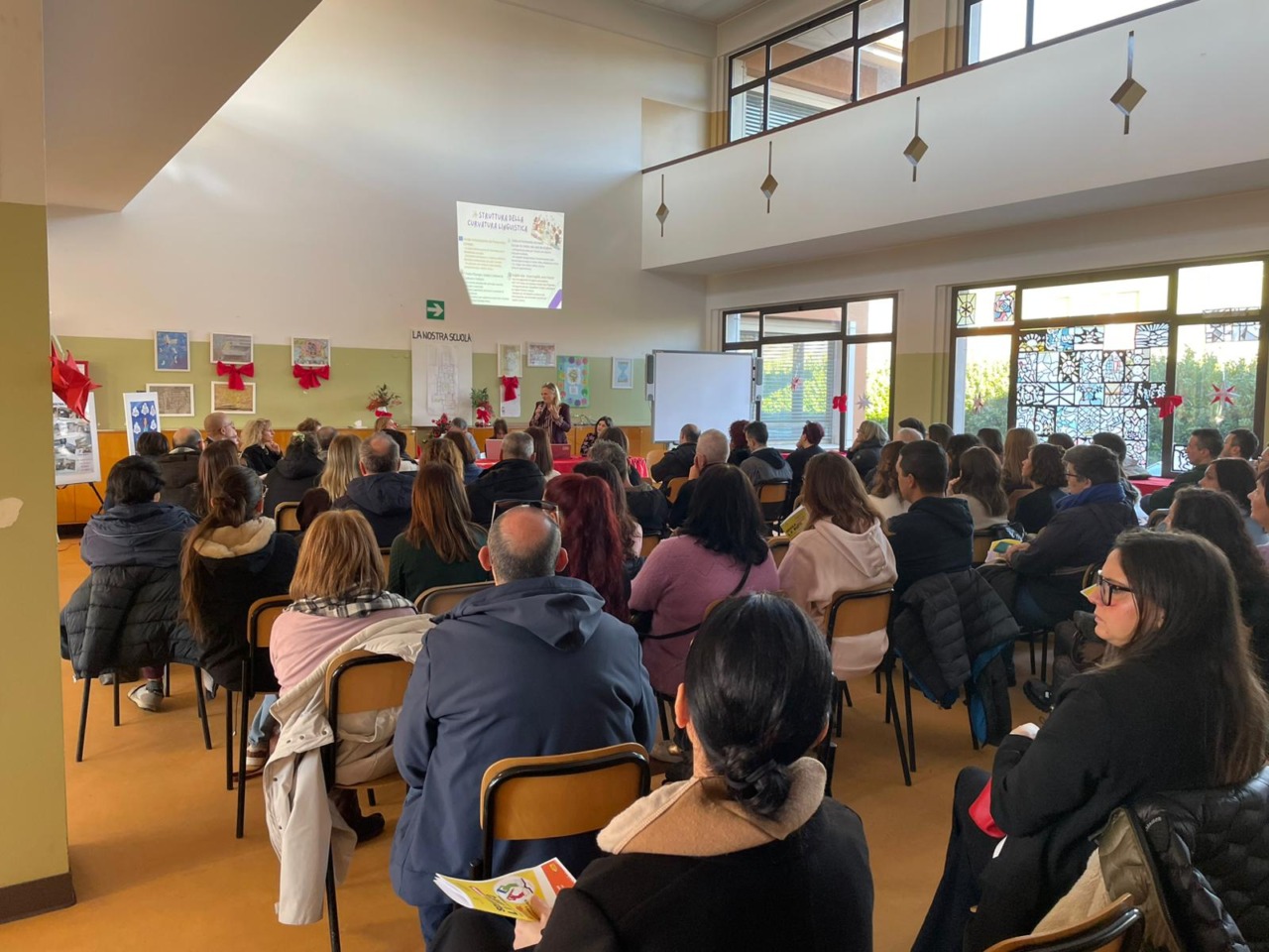 La secondaria ha presentato il nuovo progetto di curvatura linguistica