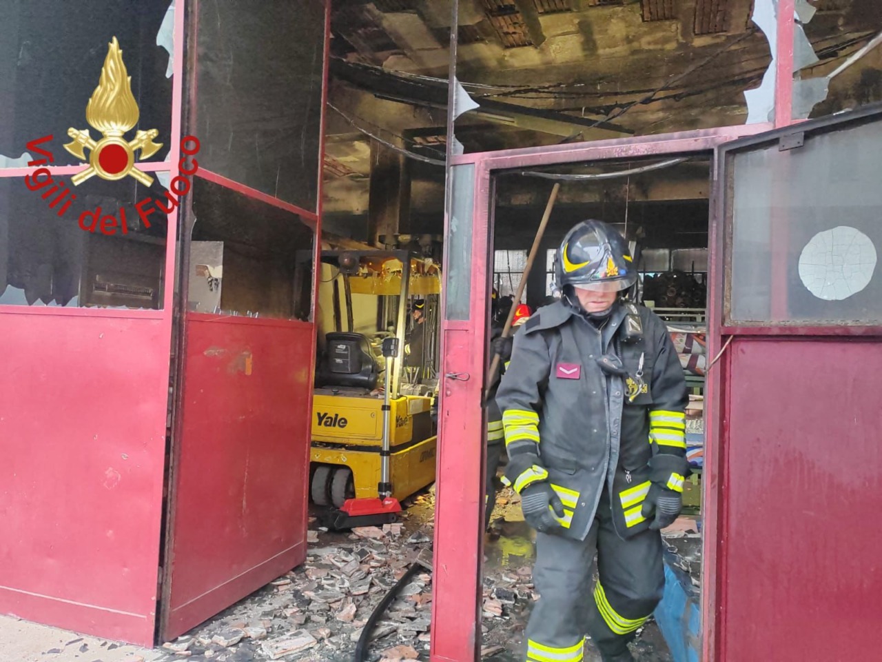 Un macchinario va a fuoco, incendio in un capannone