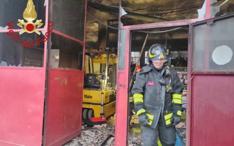 Un macchinario va a fuoco, incendio in un capannone