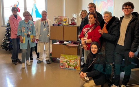 Dalla parrocchia di Bregnano doni per i bimbi ricoverati in Pediatria