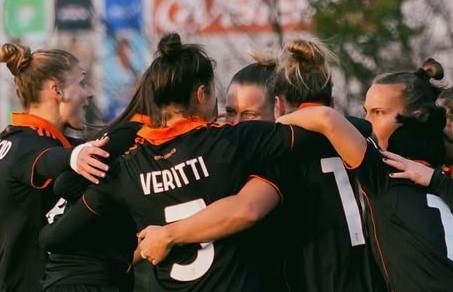 Serie B: il Como chiude l’andata sbancando Vicenza e rimane solitaria in vetta