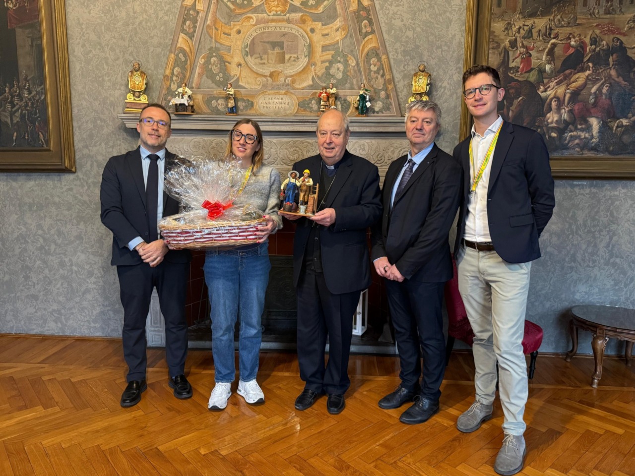 Confartigianato dona al cardinal Cantoni la statuina del presepe
